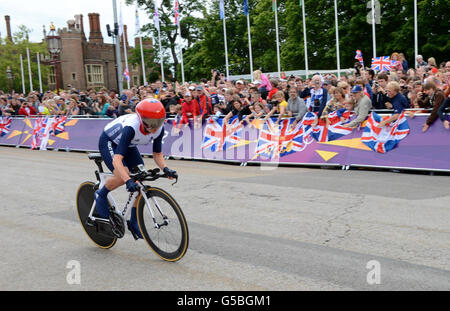 Emma Pooley, en Grande-Bretagne, pendant le procès individuel des femmes le cinquième jour des Jeux Olympiques de Londres à Hampton court Palace, Londres. Banque D'Images