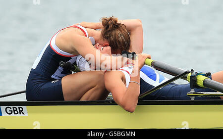 Helen Glover (à gauche) et Heather Stanning, en Grande-Bretagne, célèbrent la victoire de l'or lors de la finale féminine à Eton Dorney Lake, à Londres. Banque D'Images