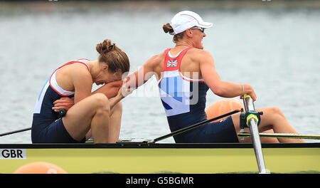 Helen Glover (à gauche) et Heather Stanning, en Grande-Bretagne, célèbrent la victoire de l'or lors de la finale féminine à Eton Dorney Lake, à Londres. Banque D'Images