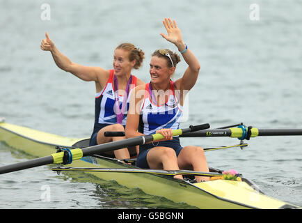 Helen Glover (à gauche) et Heather Stanning, en Grande-Bretagne, célèbrent la victoire de l'or lors de la finale féminine à Eton Dorney Lake, à Londres. Banque D'Images