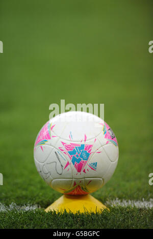 Jeux Olympiques de Londres - jour 4.Vue générale d'un ballon de football officiel Adidas Olympic sur un coup de pied Banque D'Images