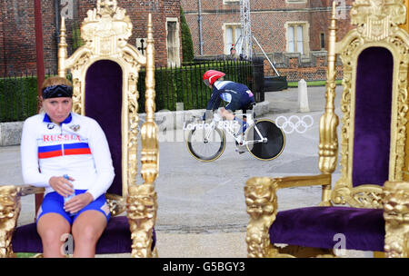 Emma Pooley, en Grande-Bretagne, passe devant les trônes après avoir terminé le procès individuel des femmes le cinquième jour des Jeux Olympiques de Londres à Hampton court Palace, Londres. Banque D'Images