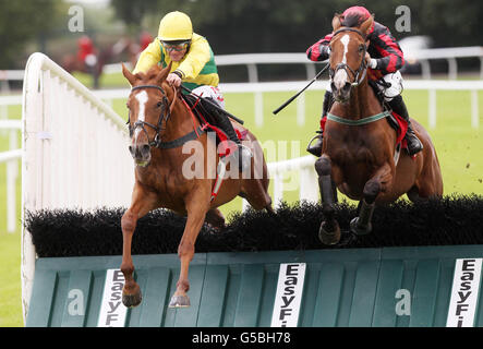 Gold Ability (à droite), criblée par Robbie Colgan, remporte l'haies Tote Pick six Maiden lors de la journée thetote.com Galway plate du Festival d'été de Galway à l'hippodrome de Galway, Ballybrit. Banque D'Images