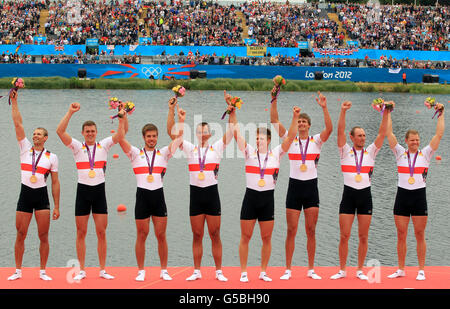 Les huit hommes allemands célèbrent l'or gagnant après la finale des huit hommes à Eton Dorney Lake au cours du cinquième jour des Jeux Olympiques de Londres 2012. Banque D'Images