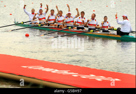 Les huit hommes allemands célèbrent l'or gagnant après la finale des huit hommes à Eton Dorney Lake au cours du cinquième jour des Jeux Olympiques de Londres 2012. Banque D'Images