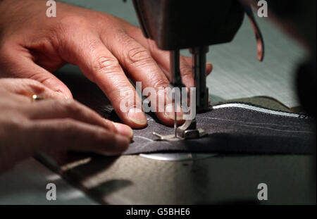 Les hayons des grilles et des hayons sont en stock.Scènes Tailors au travail dans les voiliers Savile Row de Londres, Gieves & Hawkes. Banque D'Images