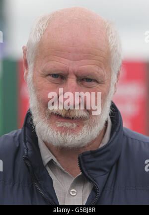 L'entraîneur John long avant la pinte parfaite Beginners Steeplechase pendant la Guinness Galway Hobstacle Day handicap du Festival d'été de Galway à l'hippodrome de Galway, Ballybrit. Banque D'Images