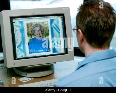 L'image approuvée de la Reine arrive à House of Questa au début du processus de production qui le fera imprimer en timbres qui seront vendus pour la première fois à Gibraltar, le 20 avril 2001. *une tentative sera faite pour produire le timbre dans un record de rupture de 11 heures en l'honneur du 75e anniversaire de la Reine qu'elle célèbre samedi. Banque D'Images