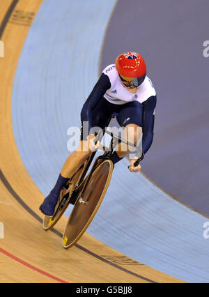 Le Victoria Pendleton de Grande-Bretagne dans la qualification de sprint de l'équipe féminine pendant le sixième jour des Jeux Olympiques au Velodrome, Londres. Banque D'Images