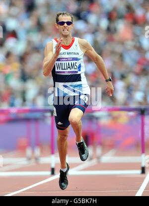 Jeux Olympiques de Londres - jour 7.Le Rhys Williams en Grande-Bretagne en action pendant les courses de 400 m haies pour hommes s'échauffe au stade olympique de Londres. Banque D'Images