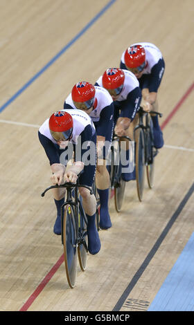 Ed Clancy en Grande-Bretagne, Geraint Thomas, Steven Burke et Peter Kennaugh dans la course de l'équipe masculine au Velodrome dans le parc olympique, pendant le septième jour des Jeux Olympiques de Londres 2012. APPUYEZ SUR ASSOCIATION photo. Date de la photo : vendredi 3 août 2012. Voir le circuit de cyclisme DES JEUX OLYMPIQUES de PA Story. Le crédit photo devrait se lire comme suit : David Davies/PA Wire. Banque D'Images