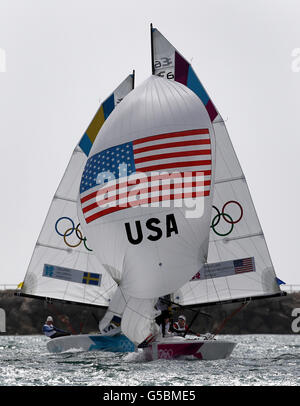 La Suède et les États-Unis dispucent une joute pour se positionner sur la course jusqu'à la marque de leeward lors de la cinquante-neuvième course de la série olympique Elliott Match au large de Weymouth. Banque D'Images