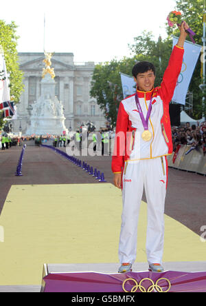 Ding Chen en Chine remporte la médaille d'or lors de la course de 20 km pour hommes au Mall, Londres, le huitième jour des Jeux olympiques de Londres 2012. Banque D'Images