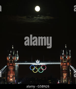 Tower Bridge est illuminé d'une lumière dorée pour célébrer les six médailles d'or de l'équipe GB aujourd'hui. Banque D'Images