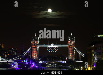 Tower Bridge est illuminé d'une lumière dorée pour célébrer les six médailles d'or de l'équipe GB aujourd'hui. Banque D'Images