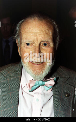 Sir John Mills lors d'un dîner de réception à Grosvenor House, Londres, après le dévoilement d'une plaque bleue en l'honneur de la pop star des années soixante Dusty Springfield.* 17/11/2001: L'acteur vétéran Sir John Mills a annulé une apparition sur un spectacle de radio 4 après une chute lui a laissé deux côtes fissurées, a dit une porte-parole de famille.Sir John, 93 ans, qui est presque aveugle, devait être un invité sur le programme de la BBC Loose ends présenté par le radiodiffuseur Ned Sherrin, mais a dû annuler sur les conseils de son médecin. Banque D'Images