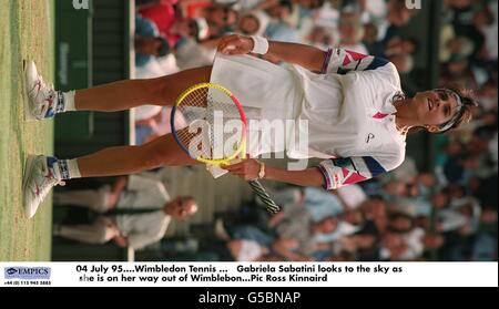 04 juillet 95. Tennis de Wimbledon ... Gabriela Sabatini regarde le ciel alors qu'elle est sur le chemin de Wimblebon Banque D'Images