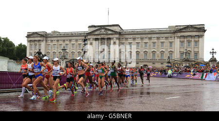 Jeux Olympiques de Londres - jour 9.Les coureurs du marathon féminin courent devant Buckingham Palace, Londres. Banque D'Images