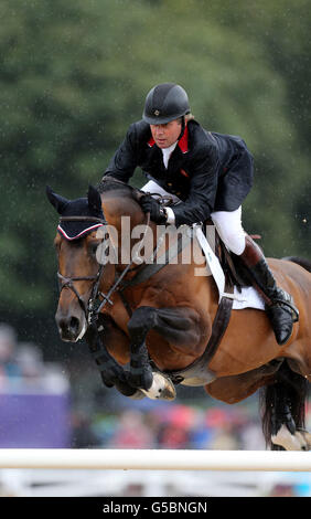 Nick Skelton, en Grande-Bretagne, qui fait le tour de Big Star dans le 2e qualificateur individuel de saut équestre et le tour d'ouverture de l'équipe de saut à Greenwich Park, Londres. Banque D'Images