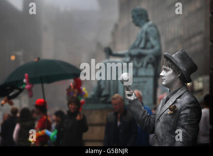 Les spectacles du Festival Fringe d'Édimbourg se font sur le Royal Mile pour annoncer leurs spectacles, le premier week-end du festival. Banque D'Images