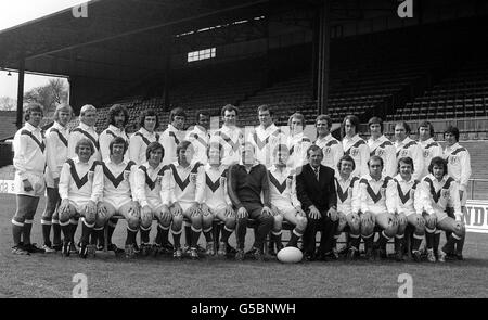 L'équipe de rugby de la ligue de Grande-Bretagne qui doit visiter l'Australie et la Nouvelle-Zélande, portant leur nouveau tour à Headingley, à Leeds. (Rangée arrière) Kevin Ashcroft, David Redfearn, Mike Nicholas, John Gray, les Dyl, John Atkinson, Colin Dixon, Eric Chisnall, Jim Mills, Steve Norton, Alan Bates, David Willicombe, Paul Rose, Terry Clawson, S Nichols et J Butler. L-R (première rangée l-r) A Bates, John Bevan, David Eckersley, P Charlton, Ken Gill, J Challenor (entraîneur), Chris Hesketh (capitaine), R Parker (directeur), P Millward, John Bridges, Steve Nash et David Watkins. Banque D'Images