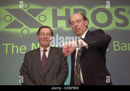 Le nouveau chef de l'exécutif, James Crosby (à droite) et le vice-président, Peter Burt, de la nouvelle banque HBOS fusionnée.La fusion de 28 millions des deux banques opérera sous une nouvelle société holding, HBOS plc, mais sera exploitée sous leur nom actuel.* Dennis Stevenson, président de Halifax, présidera le groupe combiné, Peter Burt, chef de la direction du BOS, deviendra vice-président à temps plein et James Crosby, chef de la direction de Halifax, deviendra chef de la direction du groupe. Banque D'Images