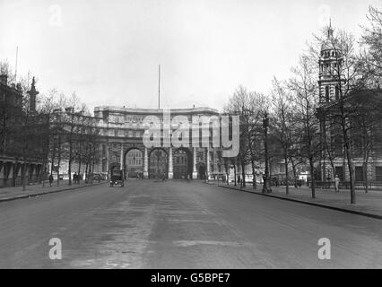 1929: La vue vers l'est le long du Mall vers Trafalgar Square montrant Admiralty Arch, une partie du quartier général de Londres de la Royal Navy. Banque D'Images