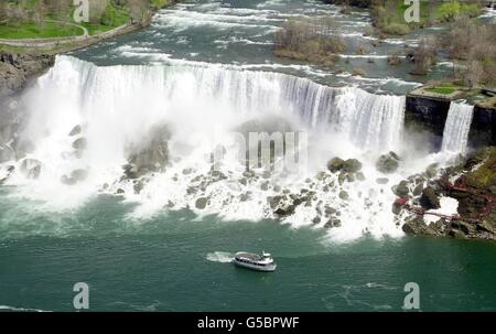 La vue depuis la tour Skylon (au Canada) des chutes du Niagara, qui donne une vue panoramique sur les chutes américaines situées de l'autre côté de la rivière Niagara, du côté des États-Unis d'Amérique. Banque D'Images