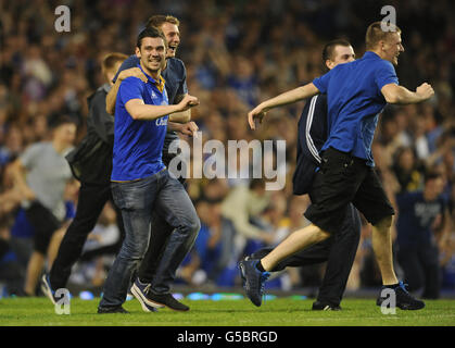 Football - pré-saison amical - Everton / AEK Athènes - Goodison Park.Les fans d'Everton envahissent le terrain après les scores de Tony Hibbert Banque D'Images