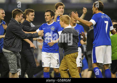 Football - pré-saison amical - Everton / AEK Athènes - Goodison Park.Leighton Baines d'Everton libère les fans du terrain après les scores de Tony Hibbert Banque D'Images