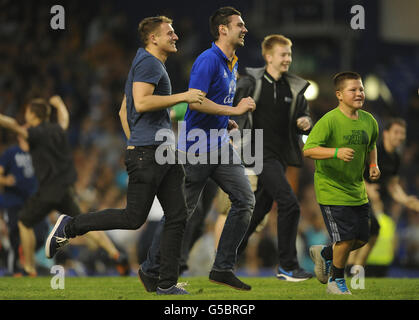 Football - pré-saison amical - Everton / AEK Athènes - Goodison Park.Les fans d'Everton envahissent le terrain après les scores de Tony Hibbert Banque D'Images