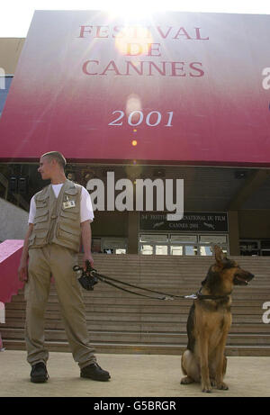 Un agent de sécurité et un garde-chien sur la célèbre entrée du tapis rouge (qui est encore à poser) devant le Palais des Festivals, au Festival de Cannes, France. * la vitrine de film annuelle glamour qui accueille certains des plus grands noms de l'industrie du film, et devrait attirer environ 40,000 visiteurs. Une série de films, dont la réussite est prévue pour le box office, sera officiellement dévoilée au cours du festival de deux semaines. Banque D'Images