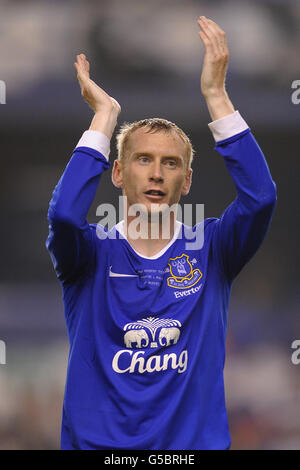 Tony Hibbert d'Everton applaudit les fans après son match de témoignage Banque D'Images