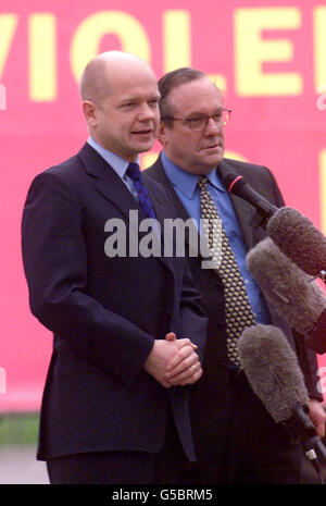 Le chef du parti conservateur William Hague (à gauche) et le président du parti Micheal Ancram parlent lors d'une conférence de presse à Londres la première journée complète de campagne à l'approche des élections générales du 7 2001 juin. Banque D'Images