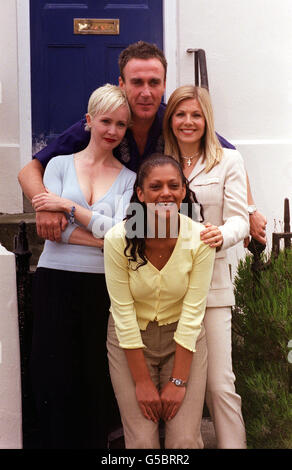 Mesdames de gauche - Lysette Anthony, Cathy Tyson et Glynis Barber avec Joe McGann du nouveau savon ITV, Night and Day. Banque D'Images