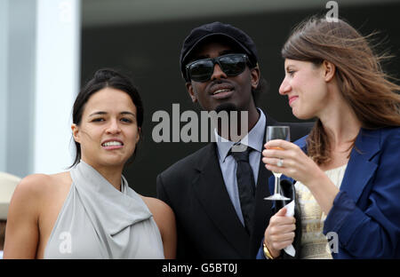 Courses hippiques - 2012 Glorious Goodwood Festival - Ladies' Day - Goodwood Racecourse.Actrice Michelle Rodriguez (à gauche) pendant la Journée des dames du glorieux festival Goodwood à l'hippodrome de Goodwood, Chichester. Banque D'Images