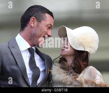 Courses hippiques - 2012 Glorious Goodwood Festival - Ladies' Day - Goodwood Racecourse.Acteurs Luke Evans et Anna Friel pendant la Journée des dames du glorieux festival Goodwood à l'hippodrome de Goodwood, Chichester. Banque D'Images