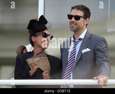 Courses hippiques - 2012 Glorious Goodwood Festival - Ladies' Day - Goodwood Racecourse.Actrice Preeya Kalidas (à gauche) pendant la Journée des dames du glorieux festival Goodwood à l'hippodrome de Goodwood, Chichester. Banque D'Images