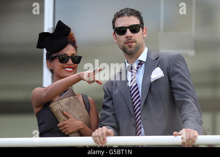 Courses hippiques - 2012 Glorious Goodwood Festival - Ladies' Day - Goodwood Racecourse.Actrice Preeya Kalidas (à gauche) pendant la Journée des dames du glorieux festival Goodwood à l'hippodrome de Goodwood, Chichester. Banque D'Images