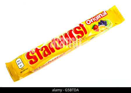 Londres, Royaume-Uni - 16 juin 2016 : Un pack non ouvert de fruits Starburst Chews, photographié sur un arrière-plan uni, blanc le 16 juin 2016 Banque D'Images