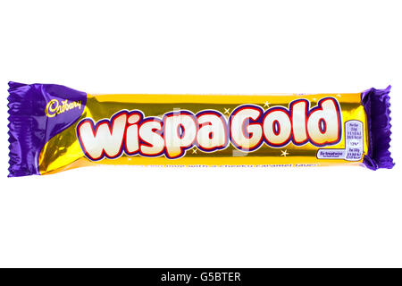 Londres, UK - 6 mai 2016 : une emprise Wispa Gold barre de chocolat fabriqués par Cadbury, photographié sur un arrière-plan uni, blanc Banque D'Images