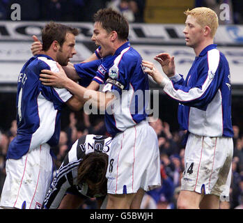 Marcus Stewart (à gauche) d'Ipswich Town célèbre son but avec le capitaine Matt Holland (au centre) et Alun Armstrong lors du match FA Carling Premiership contre Newcastle United à Portman Road, Ipswich. Banque D'Images