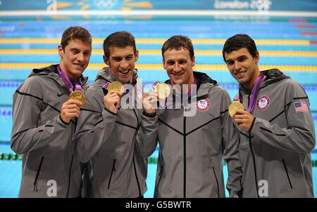 Médaillés d'or aux États-Unis (de gauche à droite) Conor Dwyer, Michael Phelps, Ryan Lochte et Ricky Berens célèbrent après avoir remporté la finale du relais Freestyle hommes 4 x 200 m, la médaille d'or a remporté Phelps une médaille record du 19e olympique, Au centre aquatique du Parc Olympique pendant la quatrième journée des Jeux Olympiques de Londres 2012. Banque D'Images