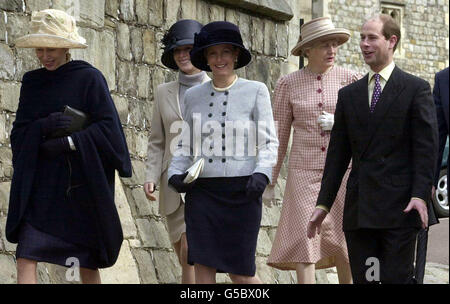 Le comte et la comtesse de Wessex (à droite et au centre) arrivent, accompagnés de la princesse royale (à gauche) et de sa fille Zara Phillips (2e à gauche), pour le service du dimanche de Pâques à la chapelle Saint-Georges, au château de Windsor.* Sophie, qui a été enbrossée dans une rangée sur ses intérêts d'affaires de RP, portait un chapeau bleu, une jupe bleue et une veste à carreaux noir et blanc et a regardé détendu et à l'aise sous l'éblouissement des médias de visionnement.Mais c'est la fille de la princesse Anne, Zara Phillips, qui a volé le spectacle vêtu d'un chapeau noir et d'un costume de jupe beige longueur genou. Banque D'Images