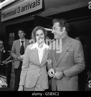 La star hollywoodienne Cyd Charisse, qui est apparue dans des films tels que « Sing in the Rain » et « Silk Bas », arrive à l'aéroport d'Heathrow, Londres, de New York, avec son mari Tony Martin, la star du chant. L'équipe du mari et de la femme doit se présenter au London Palladium pendant une semaine. Banque D'Images