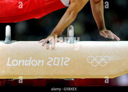 Le Max Whitlock de Grande-Bretagne est en compétition sur le cheval de Pommel lors de la finale de l'équipe de gymnastique artistique à la North Greenwich Arena, Londres Banque D'Images