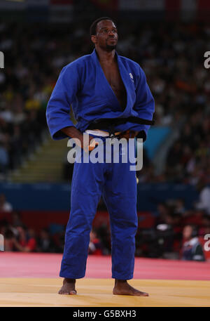 Le joueur de Judo de Grande-Bretagne Winston Gordon (bleu) montre sa déjection après qu'il a été battu par le russe Kirill Denisov à l'Excel Arena, Londres. Banque D'Images