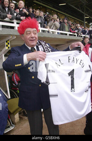 Le président de Fulham, Mohamed Al Fayed, célèbre la promotion de son équipe à la Premier League, avant le match contre Sheffield mercredi à Craven Cottage, à Londres. Banque D'Images