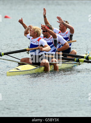 Les quatre hommes de la Grande-Bretagne (de gauche à droite) Andrew Triggs Hodge, Tom James, Pete Reed et Alex Gregory célèbrent la victoire de l'or dans la finale à Eton Dorney Rowing Lake, Windsor. Banque D'Images