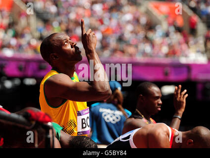 La Jamaïque Usain Bolt au début des hommes de 100m Heats pendant le huitième jour des Jeux Olympiques de Londres au stade olympique de Londres. Banque D'Images